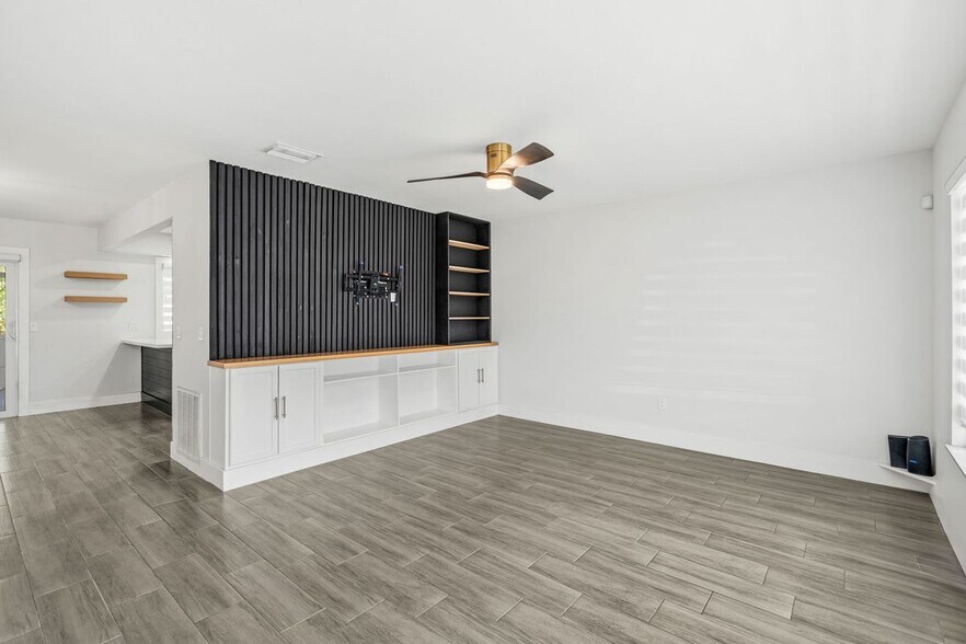 Building Photo - 1310 Mariposa Dr NE