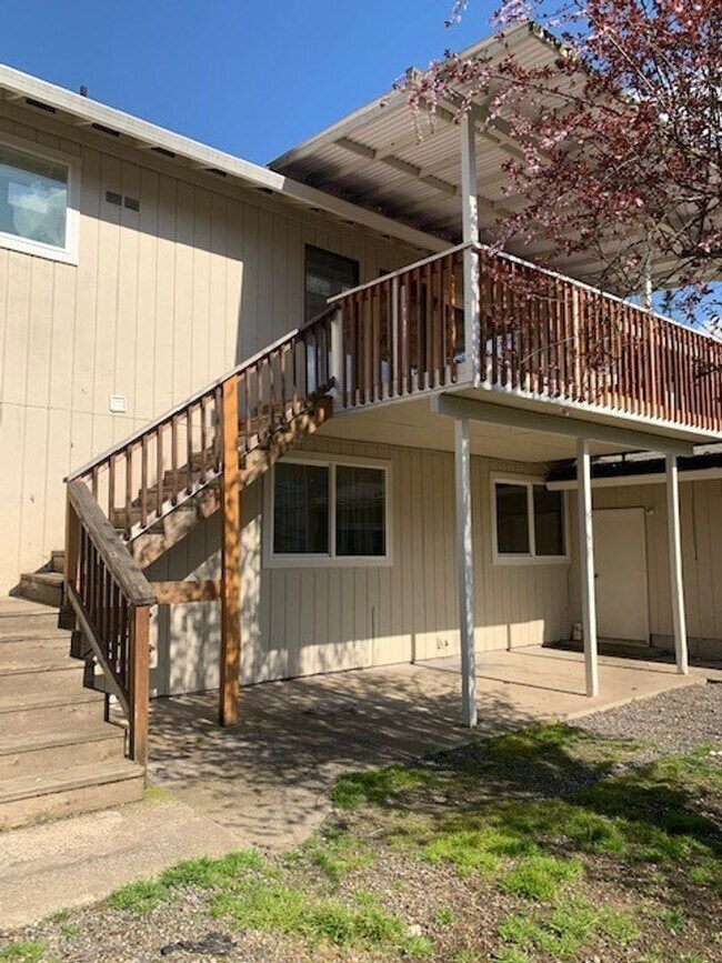 Building Photo - Custom 4BD Salmon Creek Home!