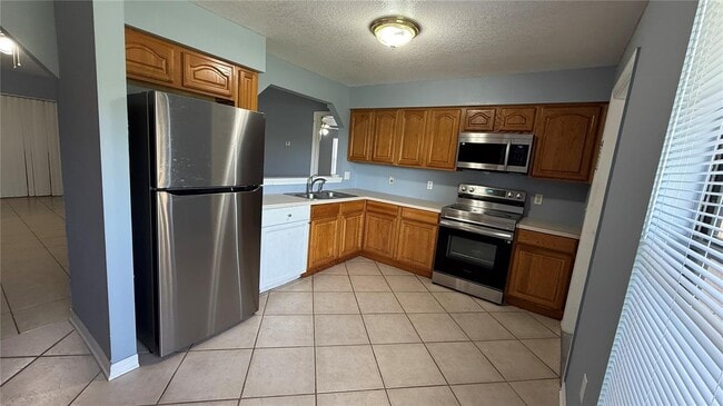 Building Photo - 404 Spike Ct