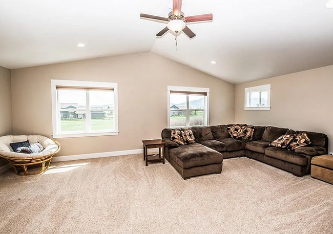 Building Photo - 4 Bedroom home located in upscale neighbor...