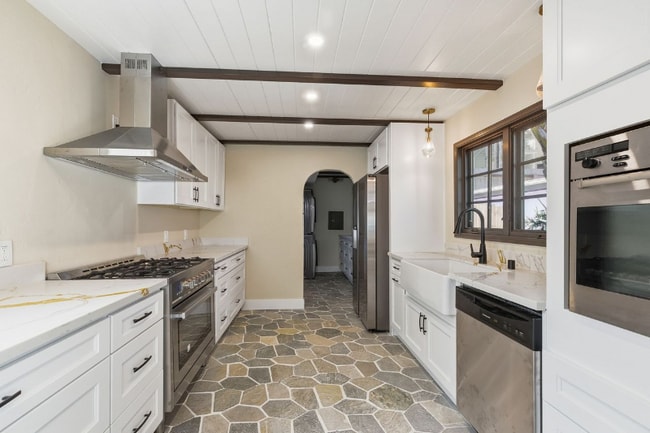 Building Photo - 3608 Wilshire Terrace