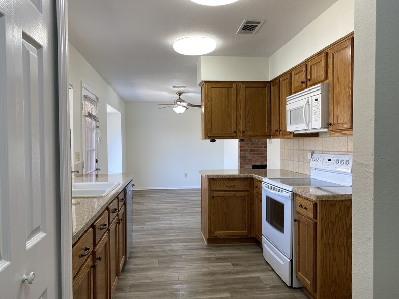 Kitchen - 2429 Majestic Dr