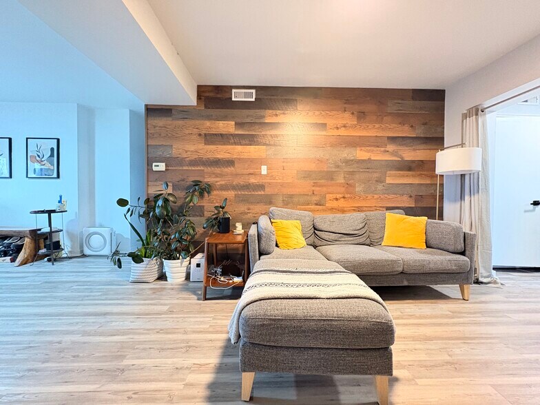 Building Photo - 5737 Hobart St