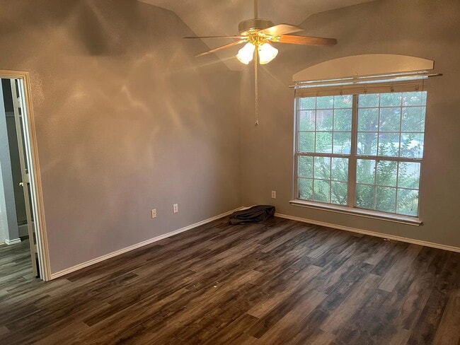 Large Master Bedroom - 111 Cobblestone Dr