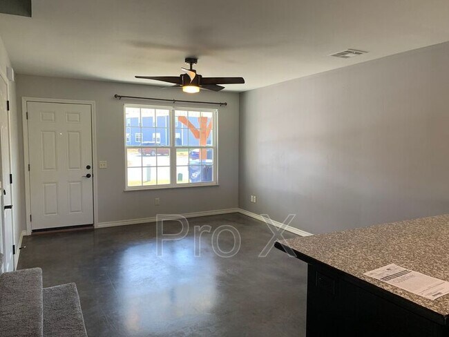 Building Photo - 611 Easton Dr