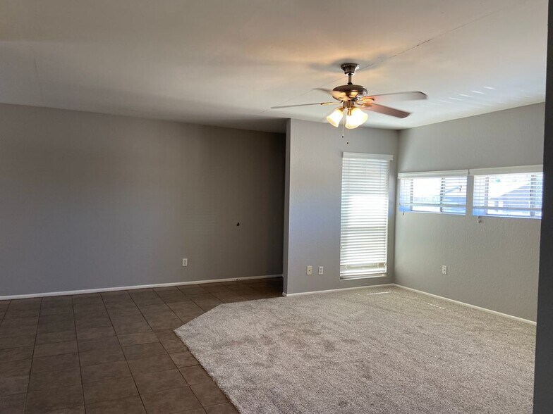 Building Photo - 2693 E Oakleaf Dr