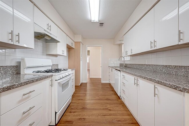 Building Photo - 5910 Sheringham St