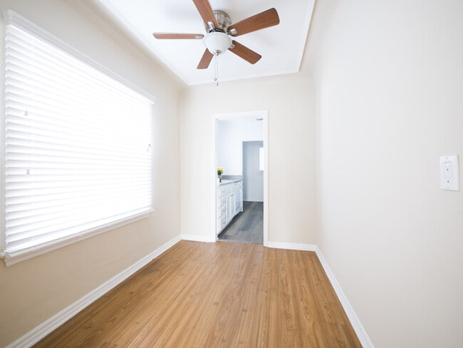 Interior Photo - 5225 De Longpre Ave