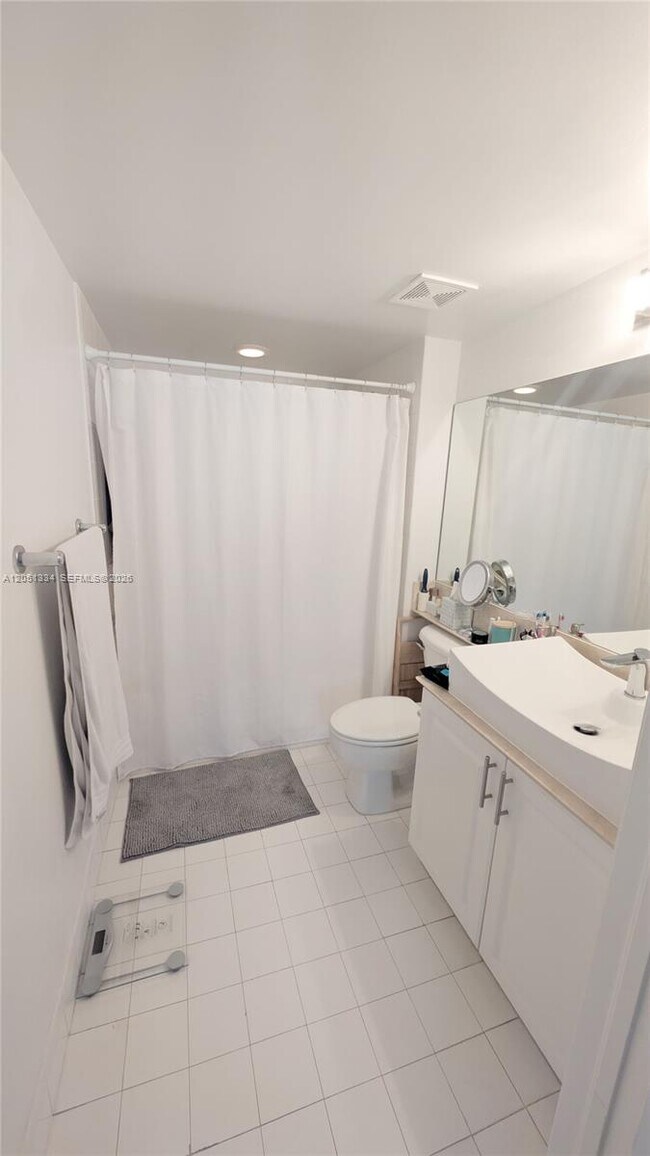 Building Photo - 1155 Brickell Bay Dr