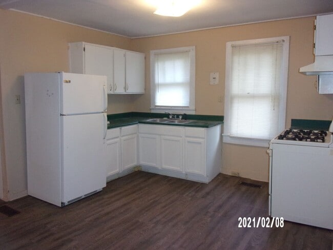 Building Photo - 2 Bedroom Apartment