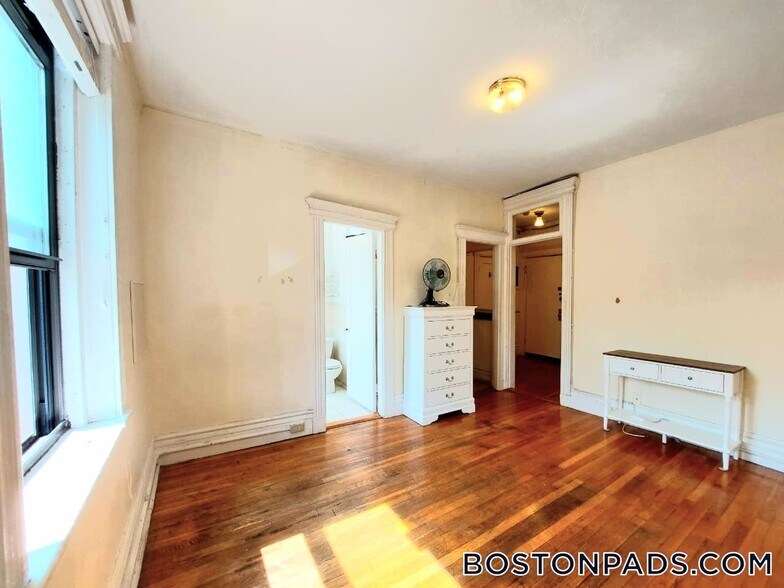 Building Photo - 1111 Boylston St