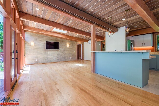 Building Photo - Stunning Home | Remodeled | Desirable Loca...