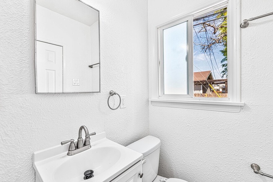 Building Photo - 1711 E Appleton St