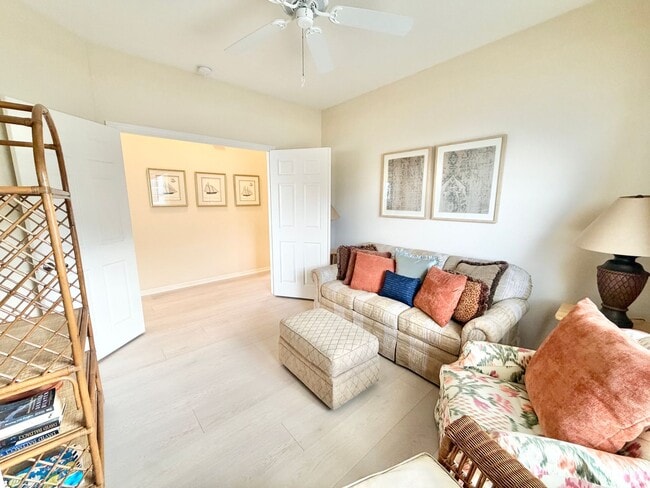 Building Photo - ** CROWN POINTE SHORES ** 2 BED + DEN / 2 BATH - GARAGE - TURNKEY FURNISHED - ANNUAL RENTAL