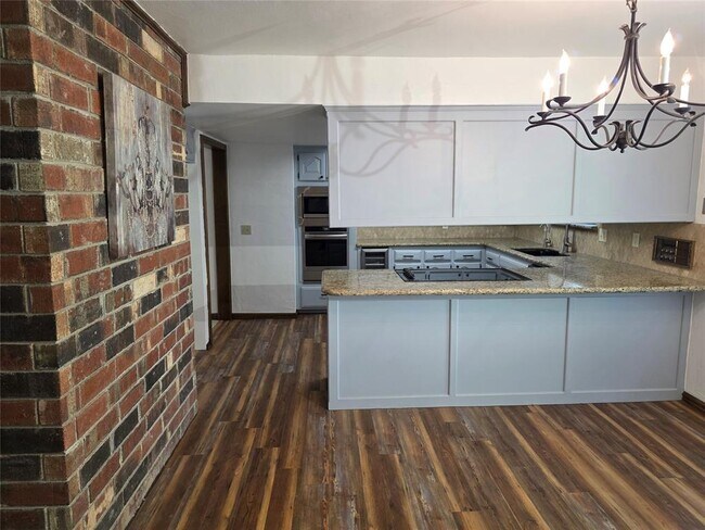 Building Photo - 8100 N Bridgeport Ln