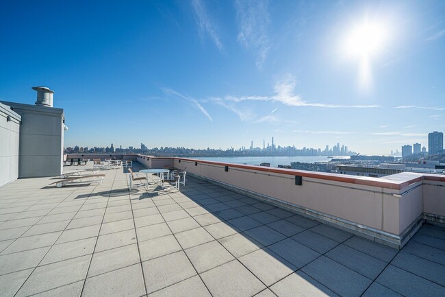 Building Photo - 915 Hudson Park