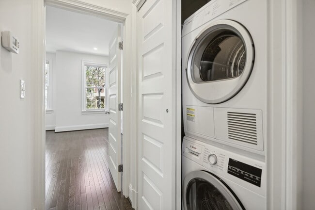 Building Photo - Available Now! // 3 Bedroom 2.5 Bathroom T...