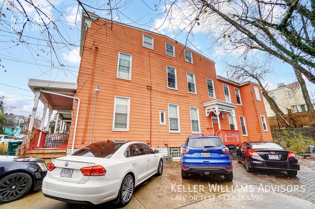 Building Photo - Spacious 5 BR house with amazing parking