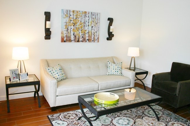 Comfortable Living Room - Cascade Boulevard