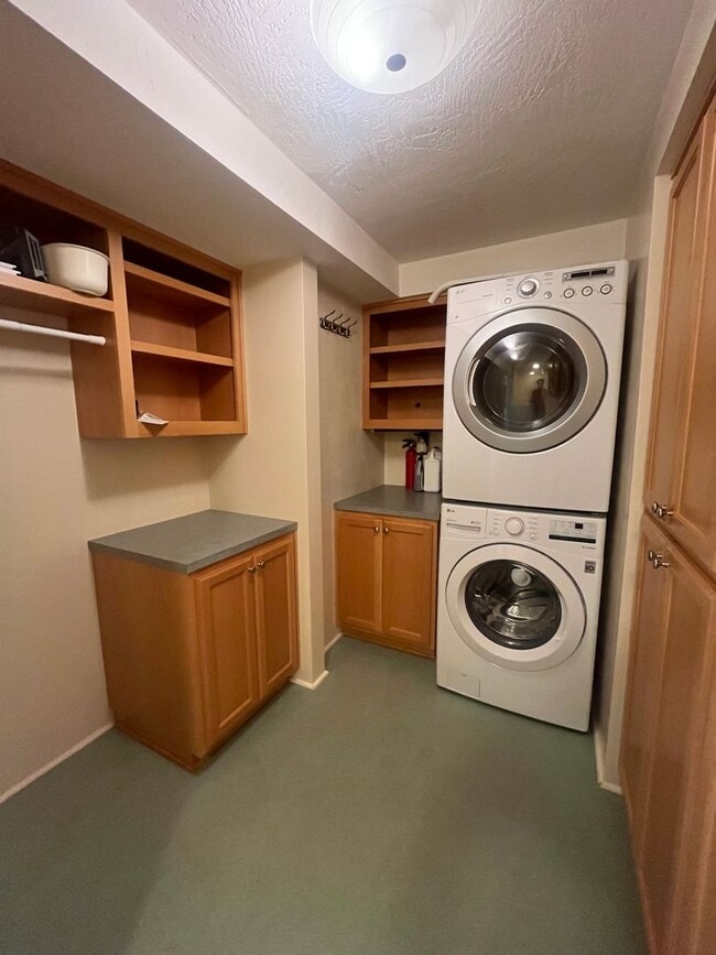 Building Photo - 3- Bedroom 2.5-Bathroom Gardening paradise...