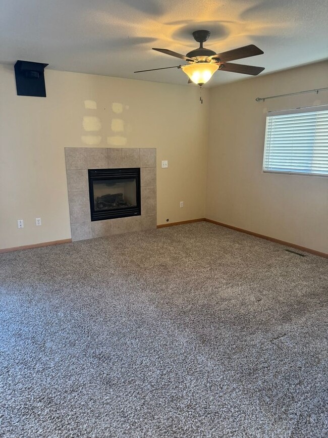 Building Photo - Charming 5 Bedroom