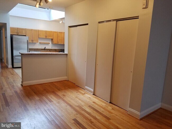 Building Photo - 104 S 13th St