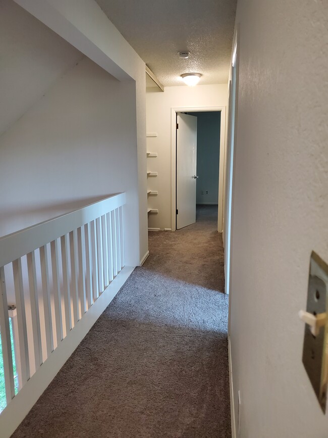 balcony hallway to 2 bedrooms upstairs - 254 Greenway Cir W