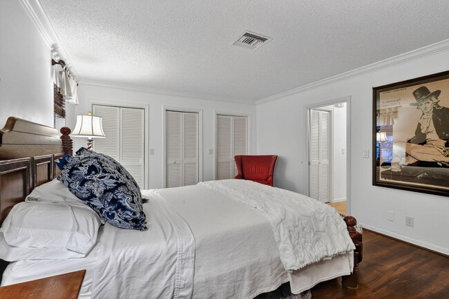 Building Photo - 318 SE 7th Ave