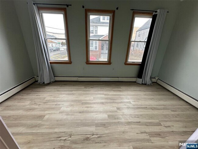 Building Photo - 8 Laird Pl