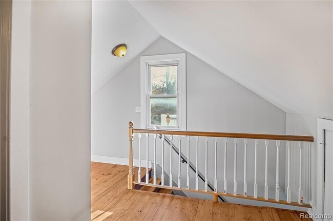 Building Photo - 565 W Saratoga St