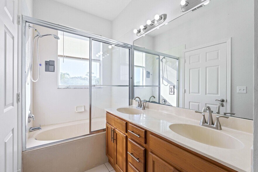 Building Photo - 1002 Pipers Cay Dr