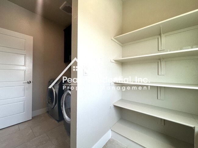 Building Photo - 4549 Maple Crest St