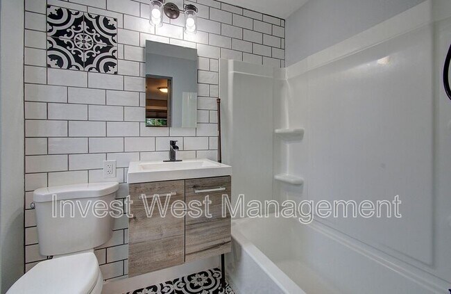 Building Photo - 2306 E 27th St