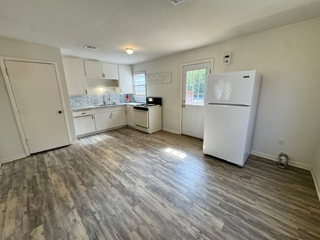 Building Photo - 3 bedroom in Norman Schools, No carpet, fridge and gas stove!