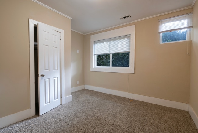 Building Photo - Walk to Campus! Downtown Apartment Available!