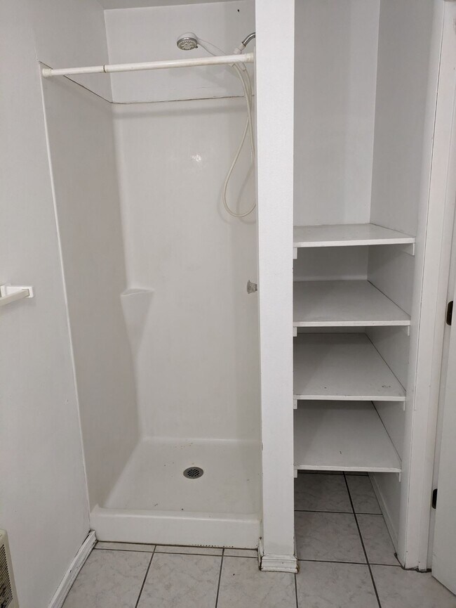 Building Photo - 809 Cherokee Ln