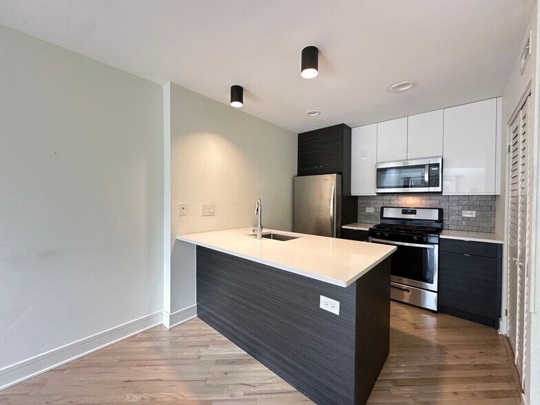 Building Photo - 843 W Grace St