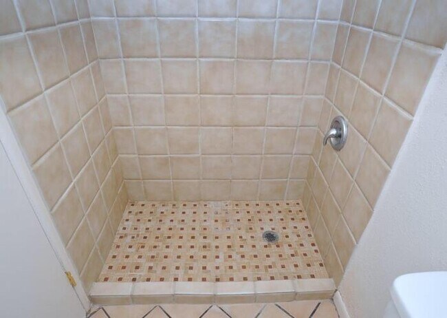 Building Photo - Cntrally Located 4 bedroom home