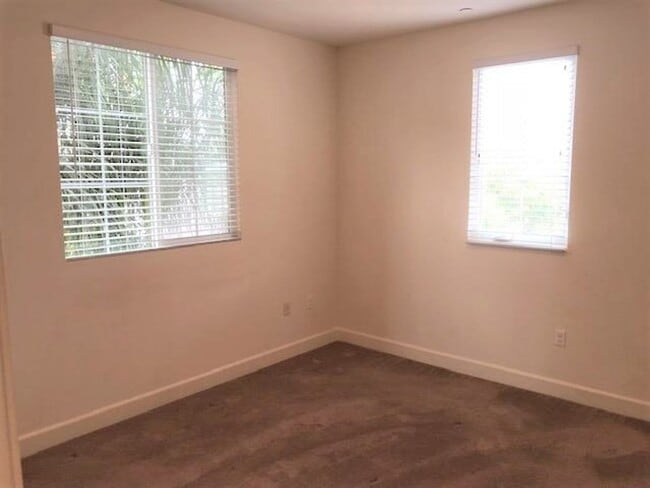 Building Photo - Single Story 2 + 2, plus Den Condo in Downtown Ventura Cannery!