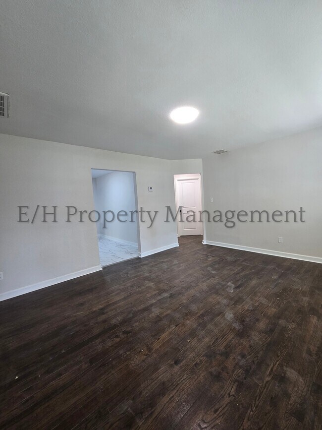 Building Photo - 828 S Pershing St
