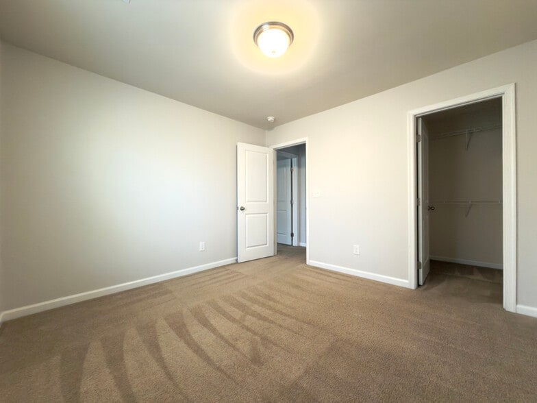 Building Photo - 2501 Silverthorn Dr