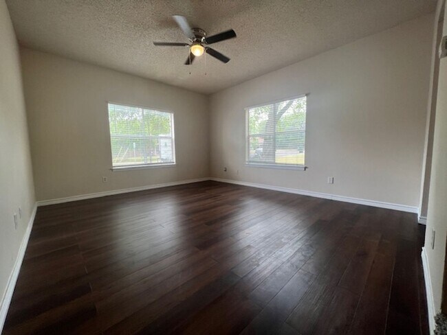 Building Photo - 101/103 Hughson Court