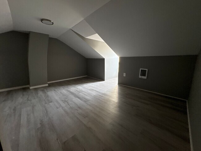 Building Photo - 2-3 Bedroom 1 Bath House-York City SD