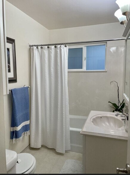 main bathroom - 129 Margarido Dr