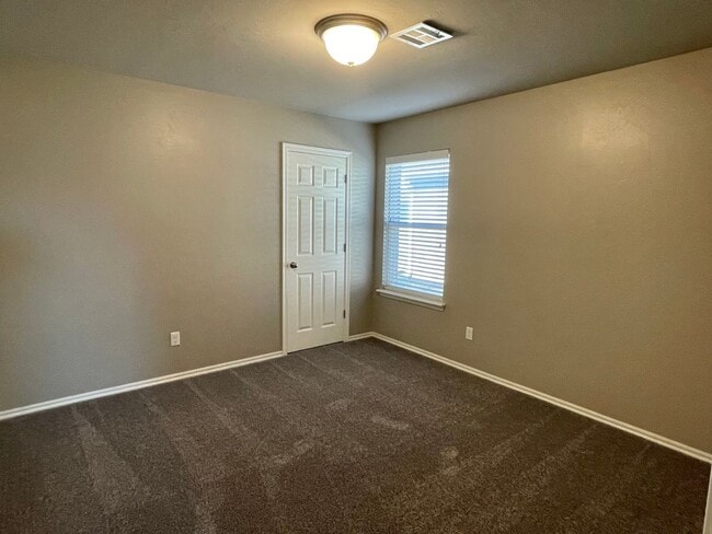 Building Photo - Great 4 Bedroom In Yukon Schools