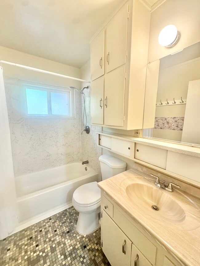 Building Photo - Single-story, spacious 2 bed condo, 1 bath...