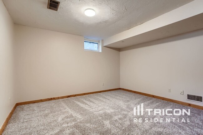 Building Photo - 13101 Thomas Ave