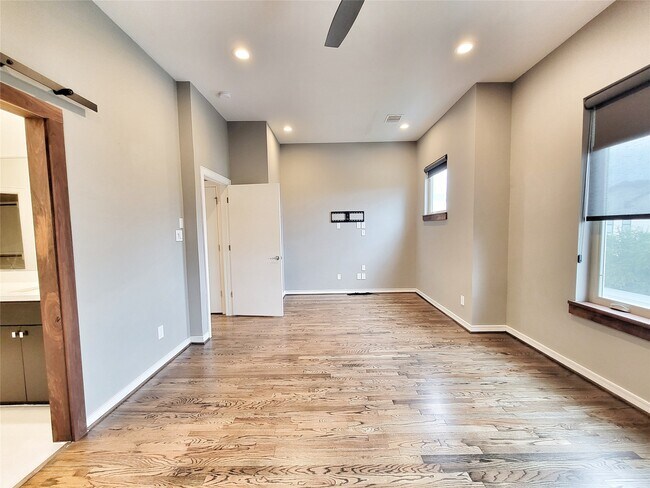 Building Photo - 1324 Delano St