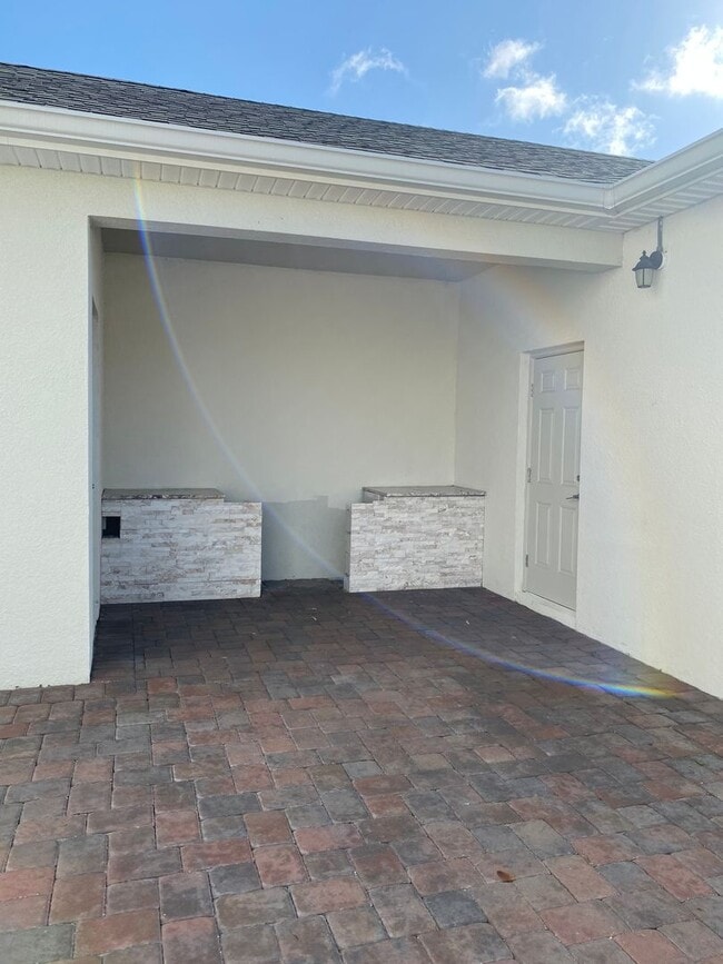 Building Photo - STOREY PARK - 3BR/2.5BA TOWNHOME WITH 2 CAR GARAGE