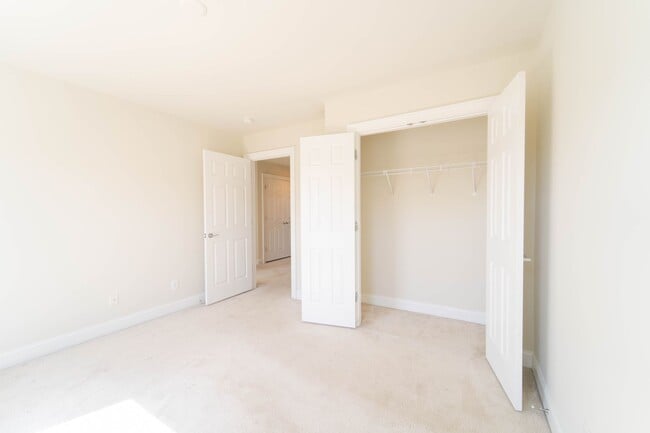 Building Photo - Gorgeous 3 Level Townhome